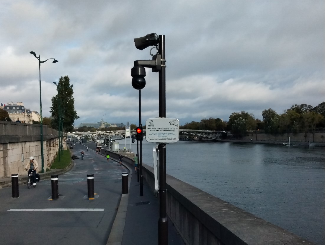 Photo des bornes d'un accès à une zone sécurisée sur les berges de Seine