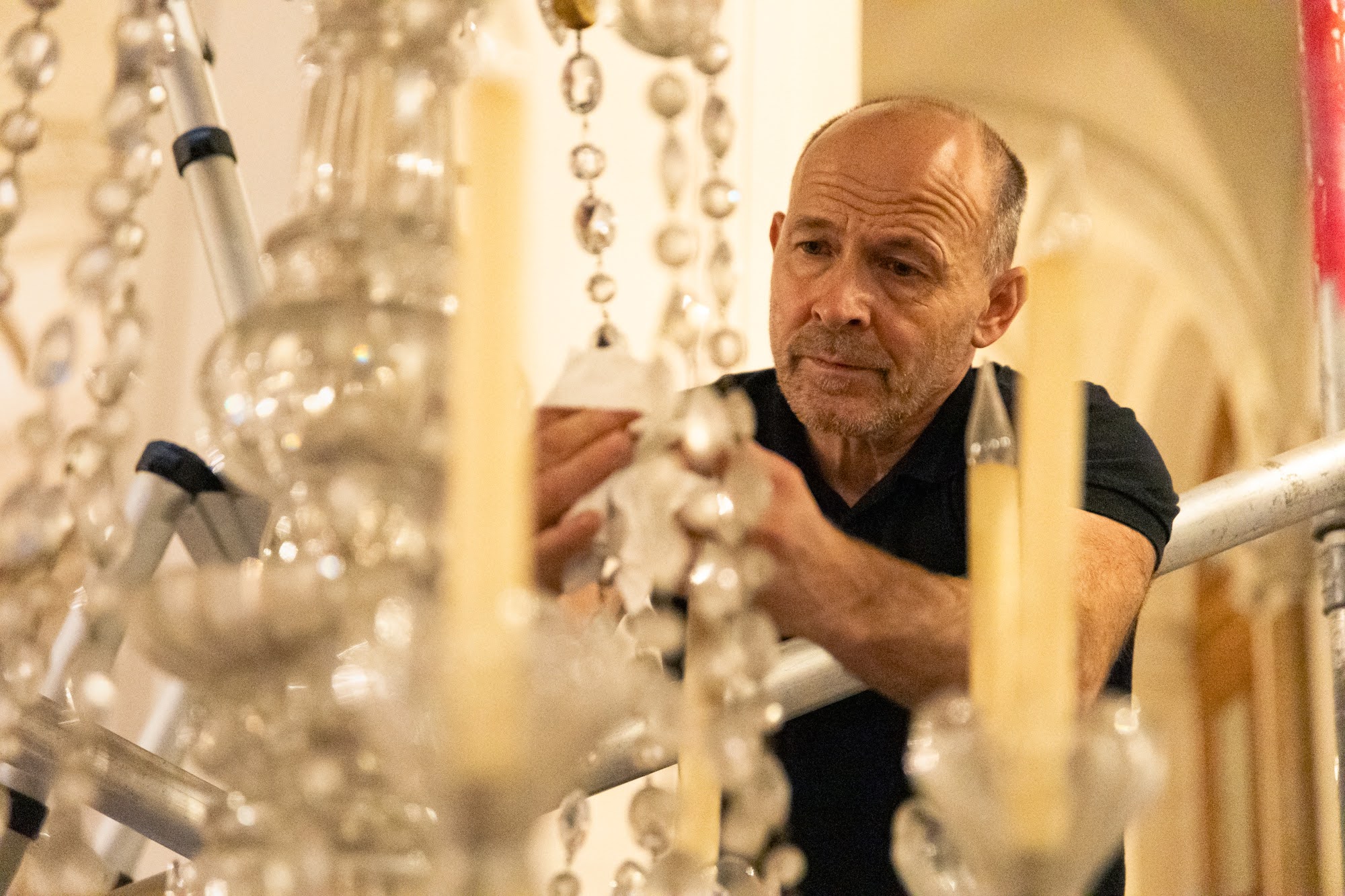 Test nettoyage d'un lustre de l'Hôtel de Ville par Baccarat.