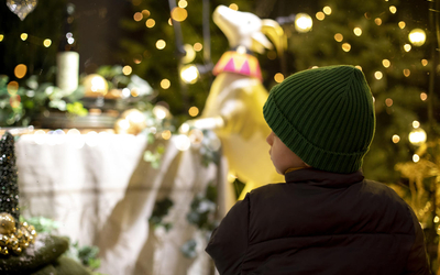 Rue de Rivoli  illuminée pour Noël - un enfant devant une vitrine