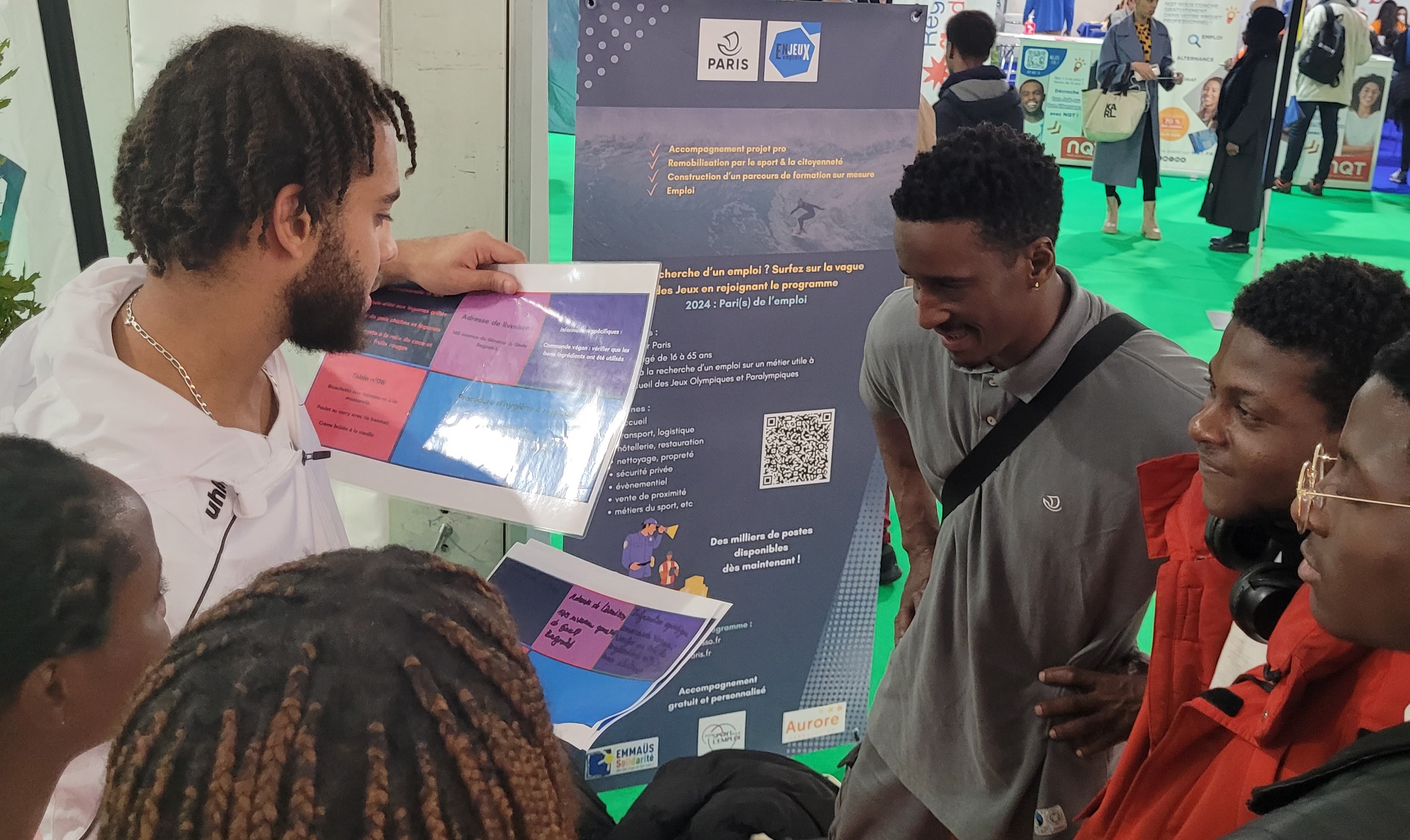 Montre un groupe de jeunes recevant les consignes de l'animateur sportif avant de relever le défi.