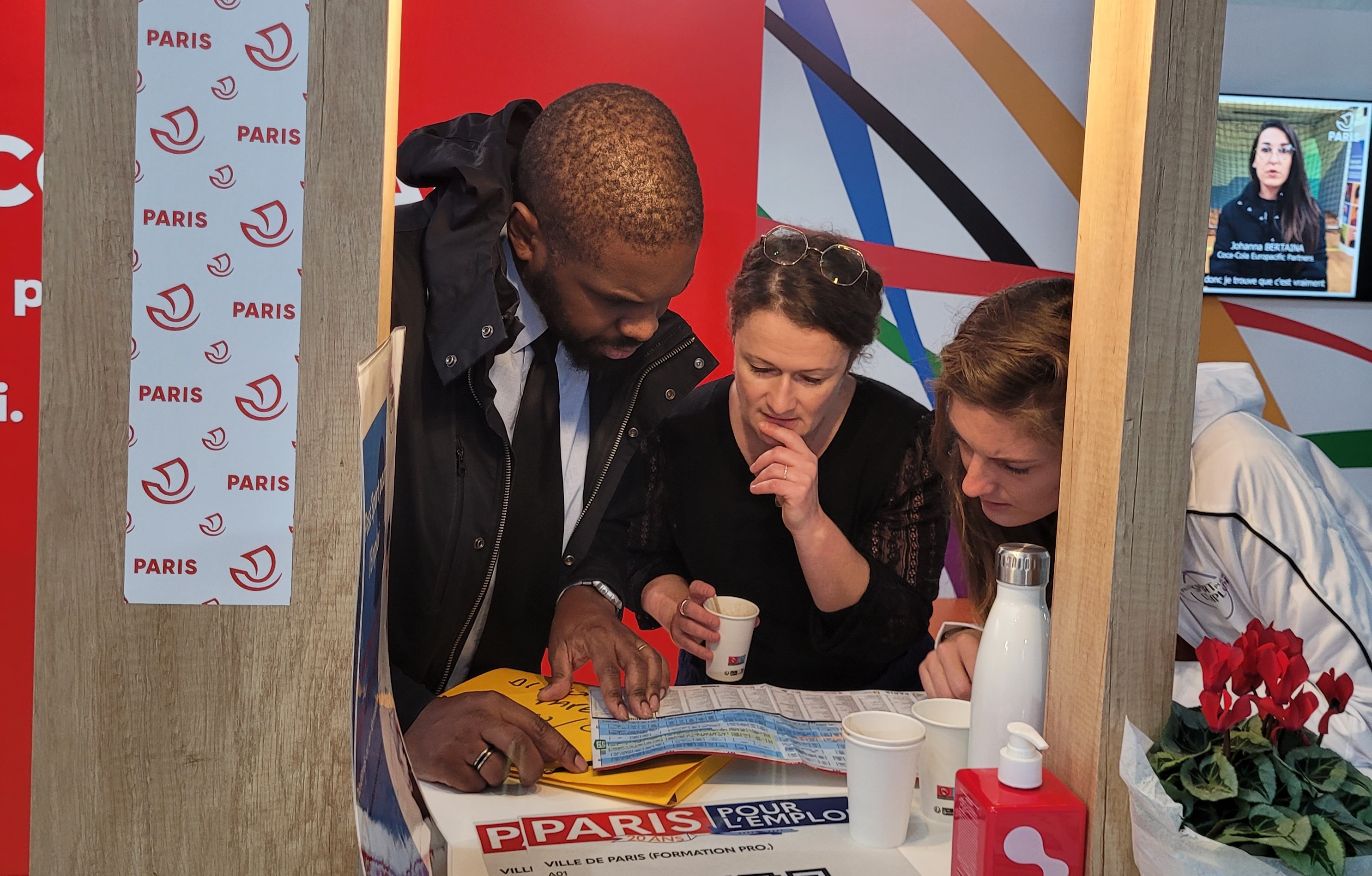 Montre des personnes en train d'échanger sur le stand de la Ville de Paris, sur les opportunités d'emploi des Jeux Olympiques et Paralympiques et le programme 2024 : Pari(s) de l'emploi