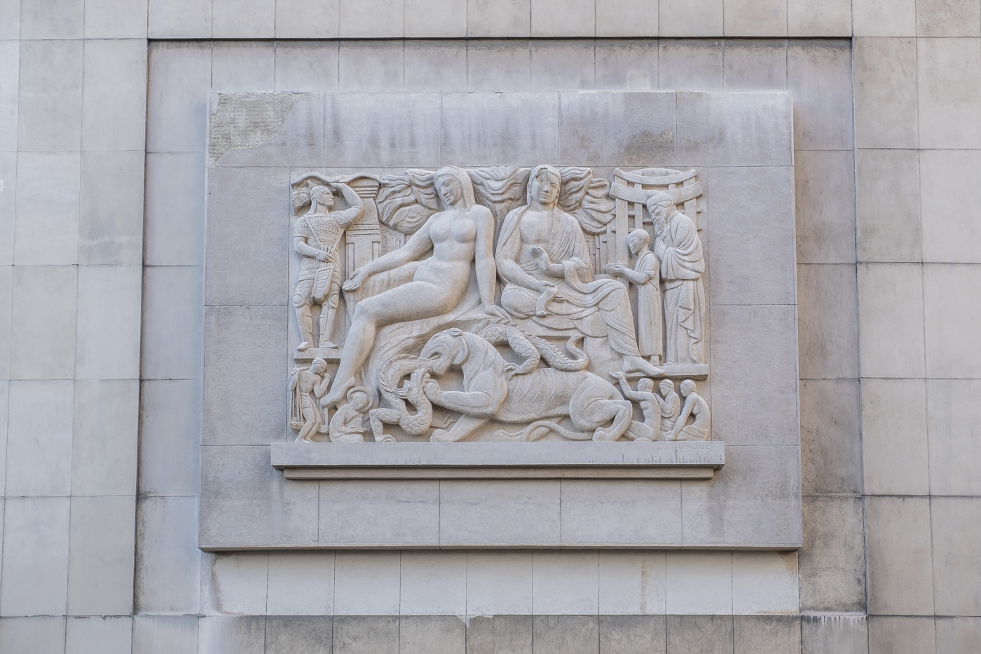 Palais de Chaillot, sculpture coté av. Paul Doumer.