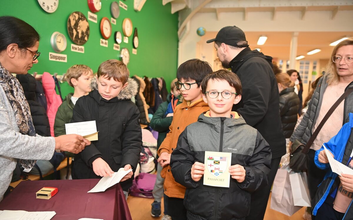 Un enfant montre le passeport de l'académie des langues qu'il vient de recevoir