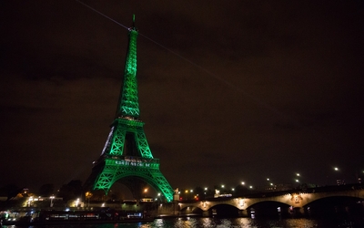 Tour Eiffel en vert pour l'Accord de Paris'