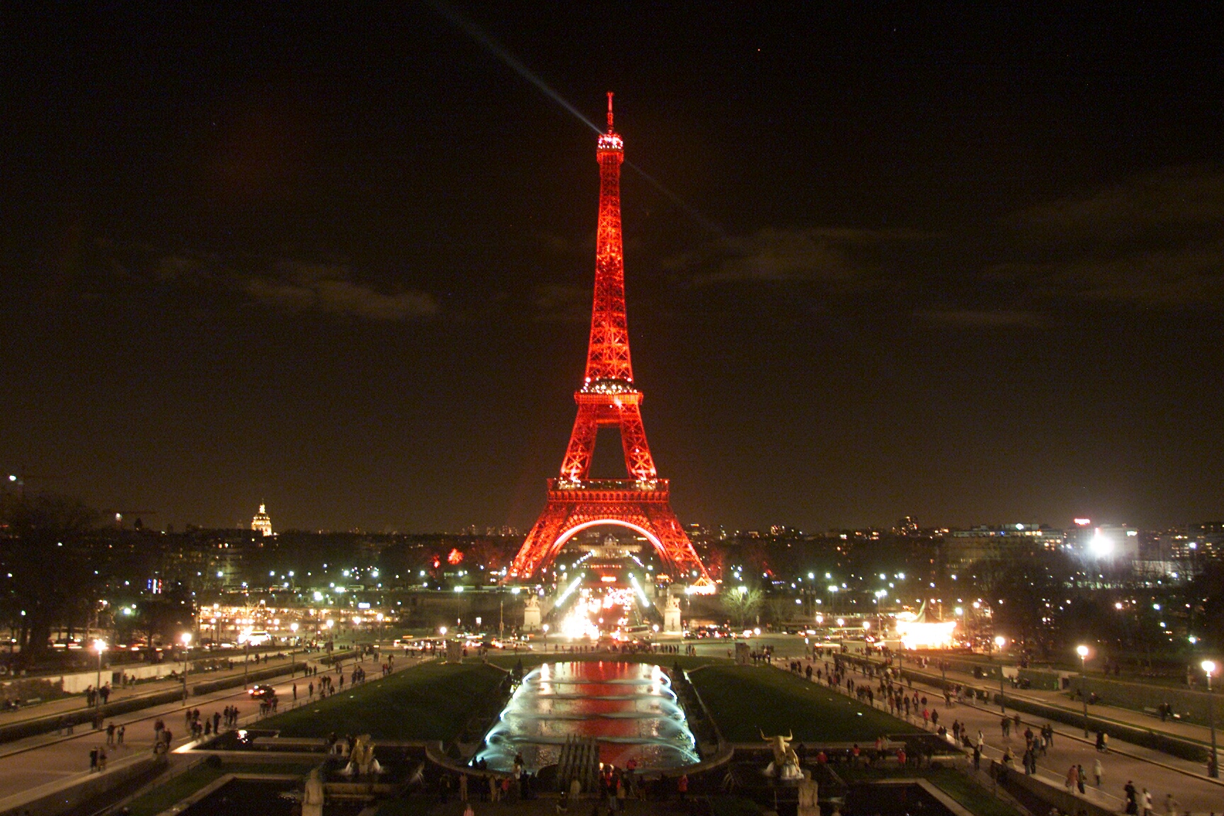 illumination en rouge de la tour eiffel à l''occasion du nouvel an chinois 2004