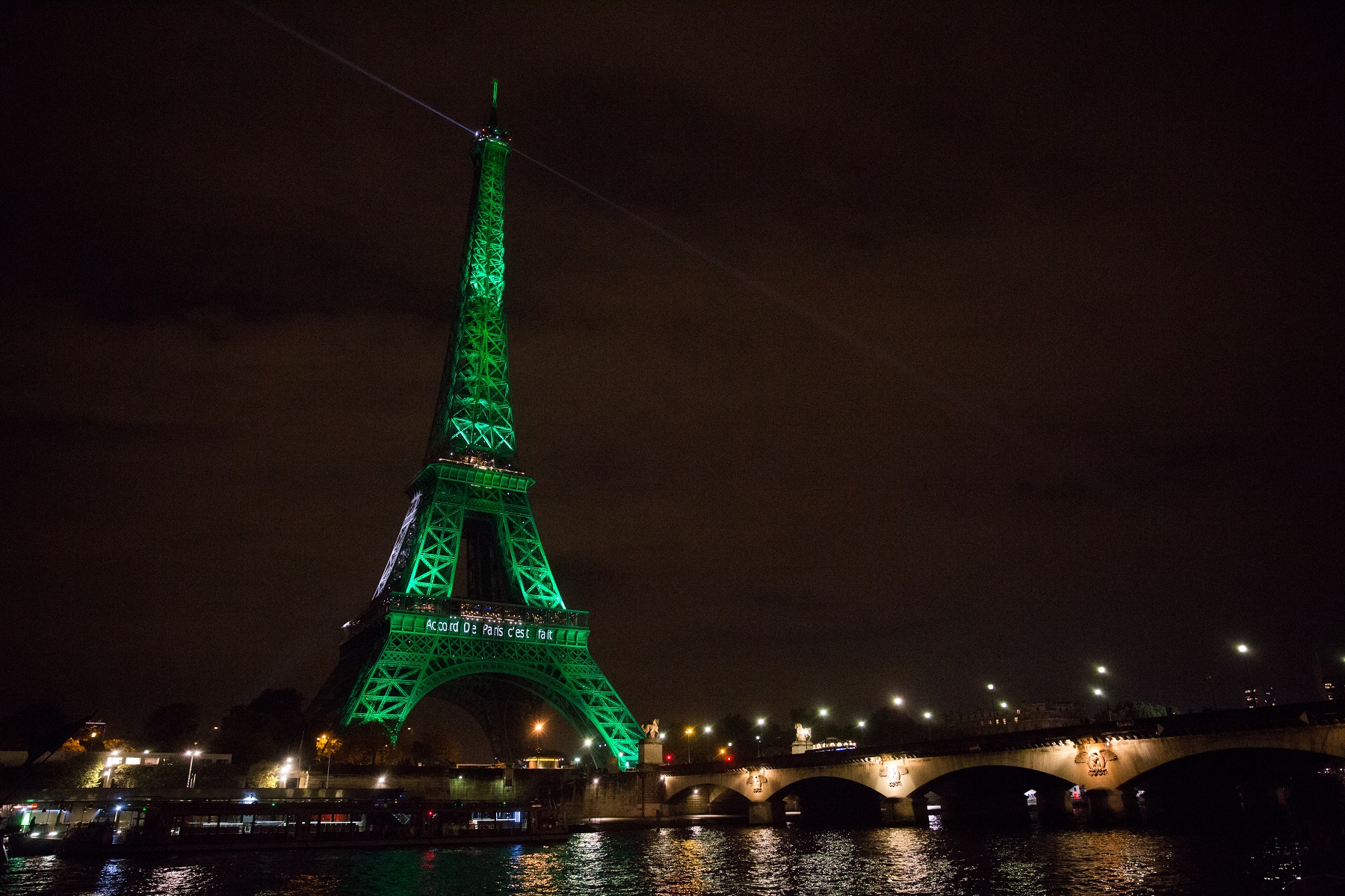 Tour Eiffel en vert pour l'Accord de Paris'