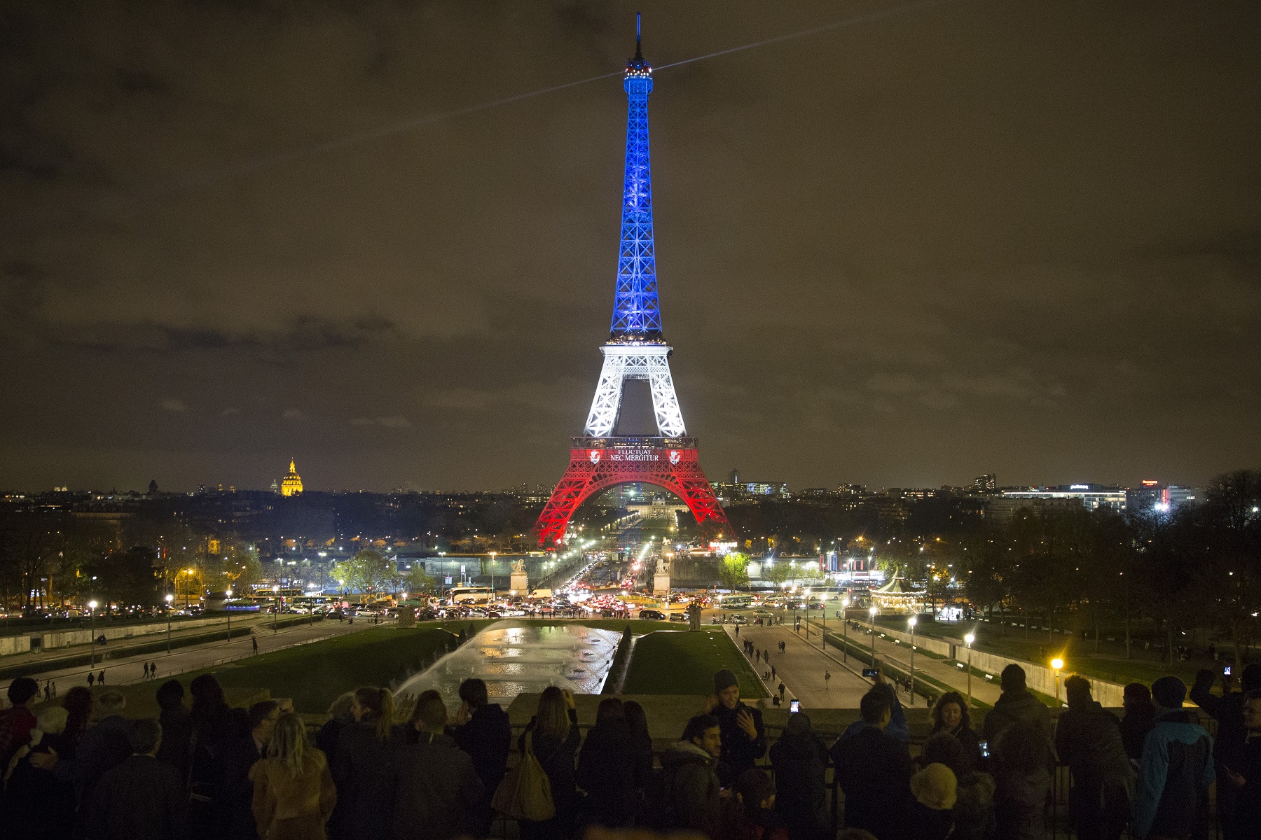 Tour Eiffel illuminée en bleu blanc rouge suite aux attentats du vendredi 13 novembre 2015