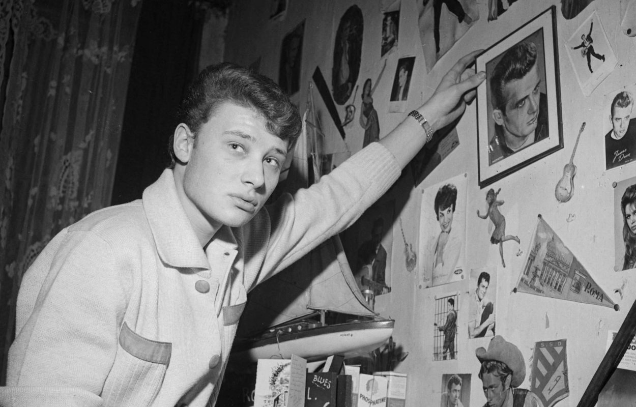 Johnny Hallyday (1943-2017), acteur et chanteur français, dans sa chambre, chez sa mère. Paris, février 1961.