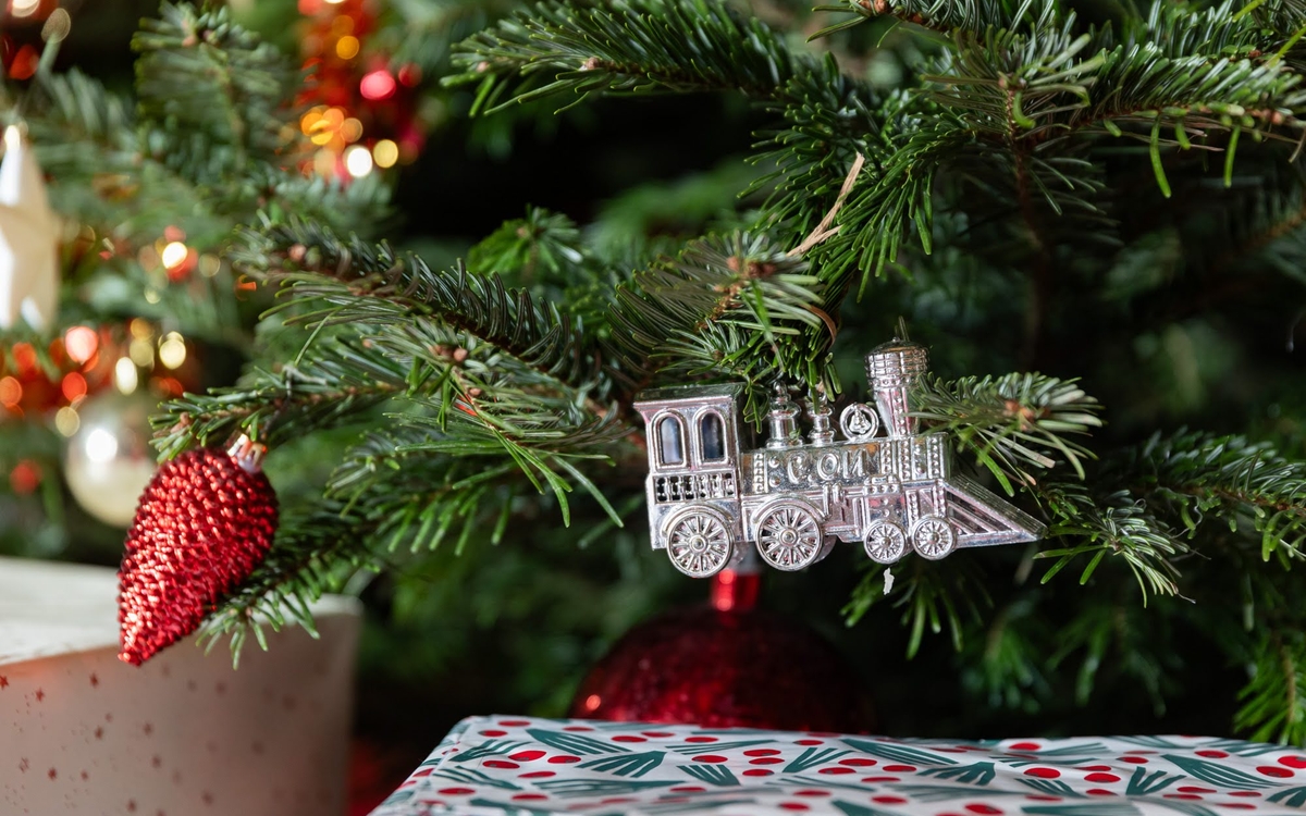 Décoration de Noel dans le sapin.