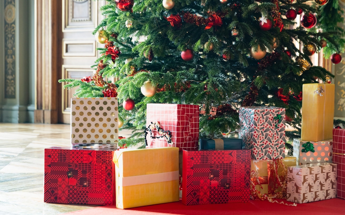 Cadeaux de Noel au pied du sapin.