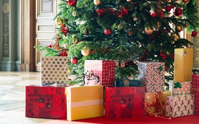 Cadeaux de Noel au pied du sapin.