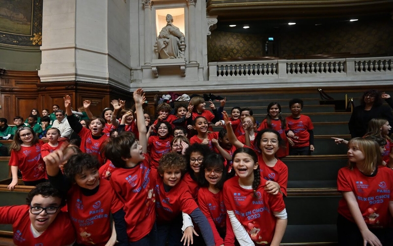 Les jeunes choristes vêtus de t-shirts rouges explosent de joie