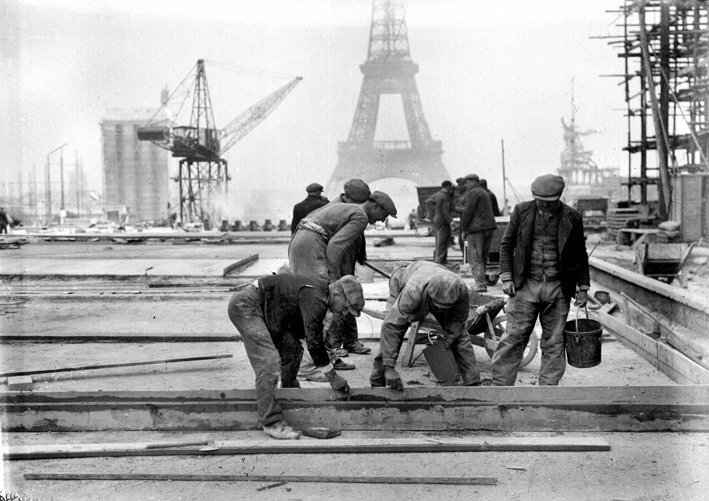 Exposition internationale de 1937, à Paris. Construction du Palais de Chaillot, esplanade du Trocadéro