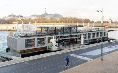 Barge du centre d'art flottant Fluctuart sur la Seine