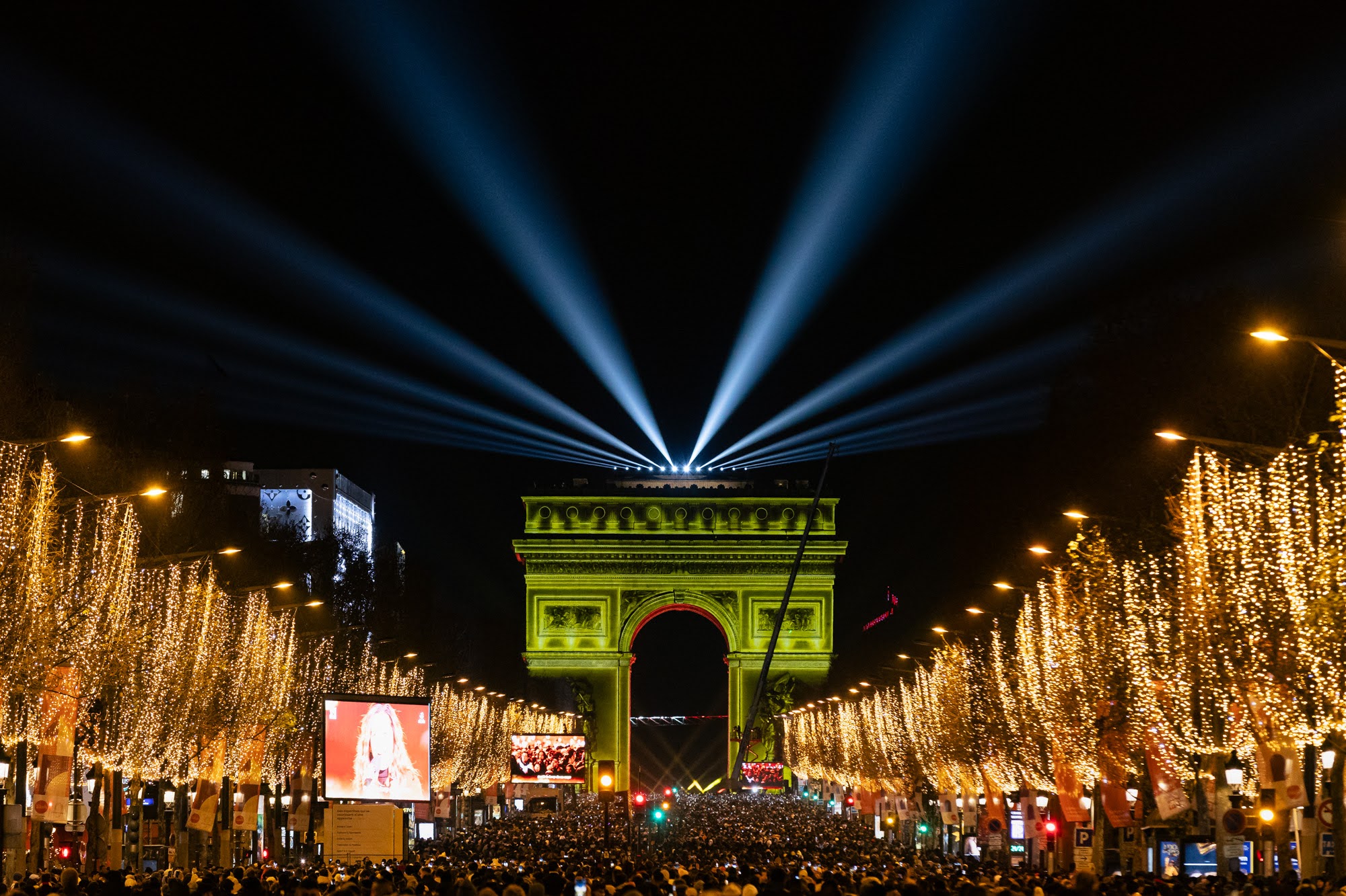 Nouvel An I Une marée humaine sur les Champs-Élysées à Paris