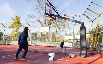 TEP Sarrail, terrain de sport dans le 16e, enfant et adulte jouant au tennis