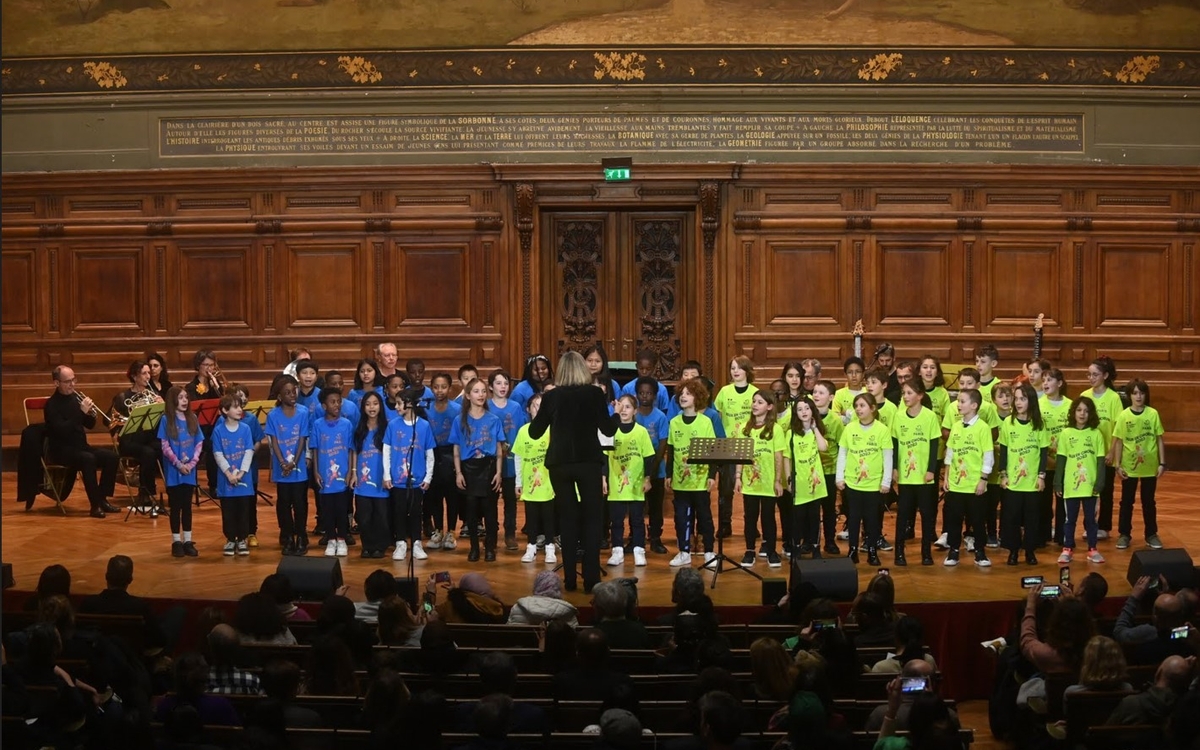 Des enfants chantent lors d'un concert à la Sorbonne