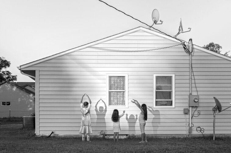 Petites filles devant une maison américaine 