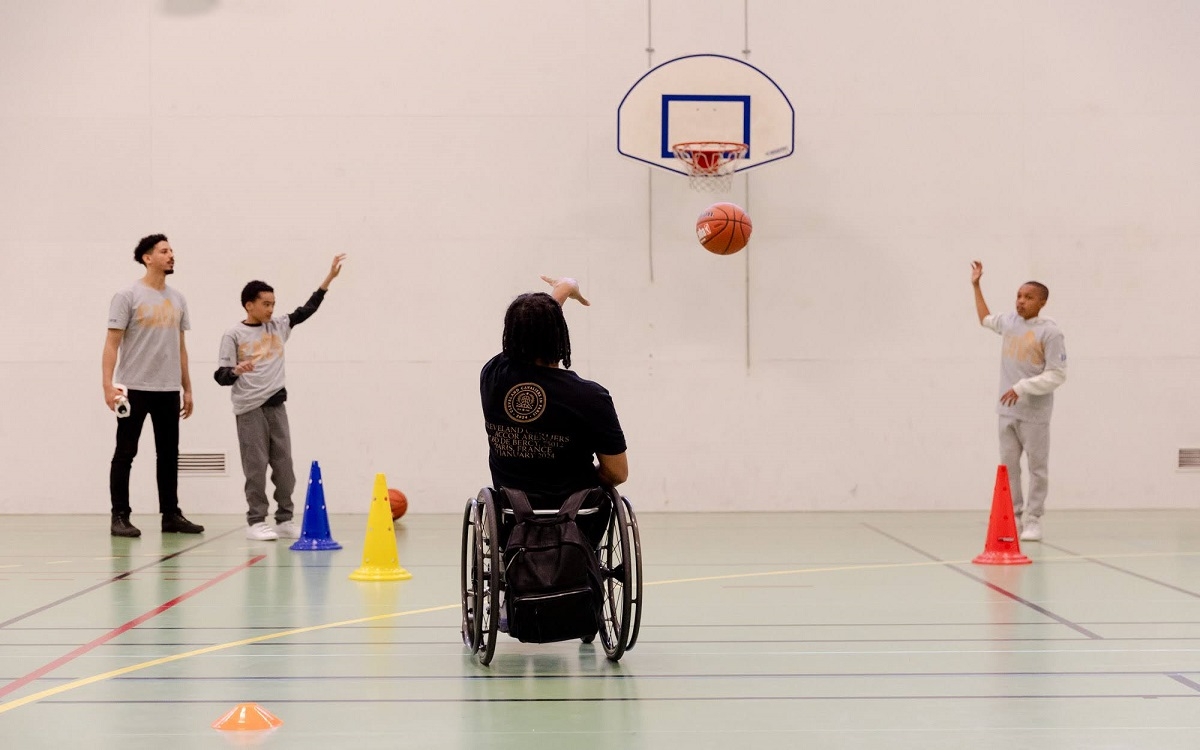 Personne en fauteuil roulant jouant au basketball