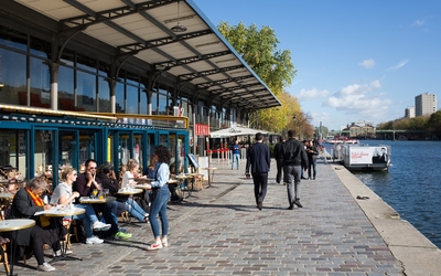 Terrasse de café au bassin de la Villette