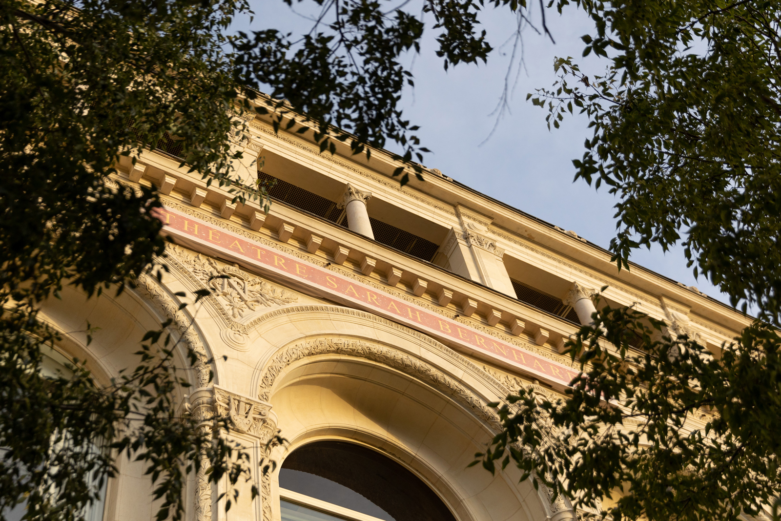 La rentrée de septembre 2023 a été marquée par la réouverture du Théâtre de la Ville, rebaptisé Sarah Bernhardt, après sept ans de fermeture pour des travaux de rénovation d'envergure.