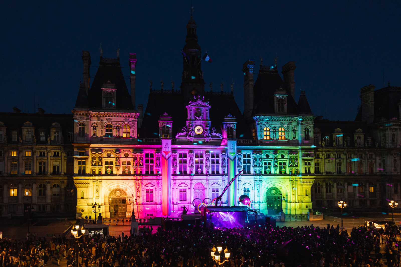 Au printemps, un « Bal de l'Amour » a été organisé sur le parvis de l'Hôtel de Ville pour les dix ans du mariage pour tous, le 17 mai 2023.