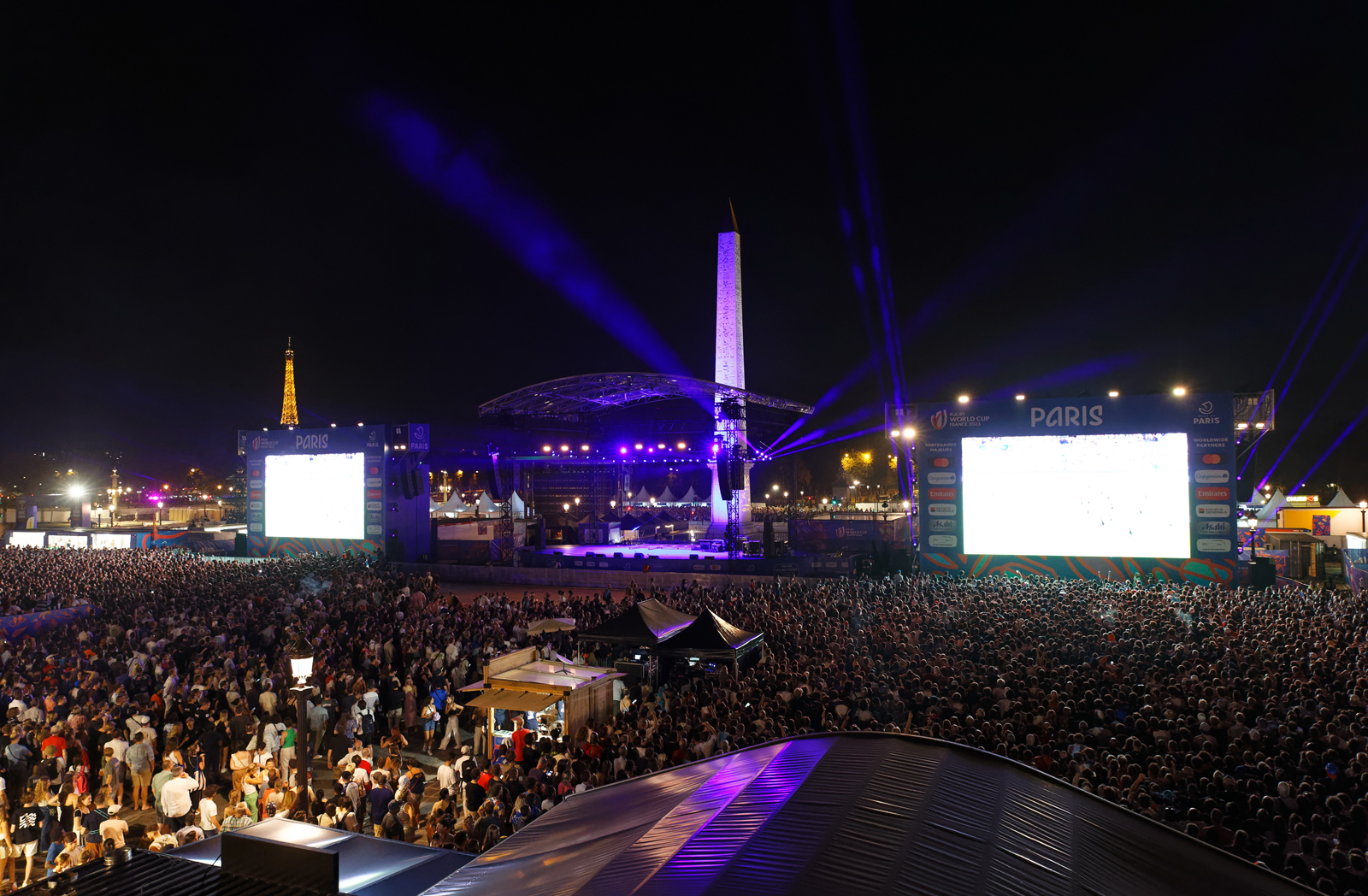 Des milliers de fans s'étaient rassemblés au Village Rugby place de la Concorde pour assister au match d'ouverture France-Nouvelle Zélande, le 8 septembre 2023.