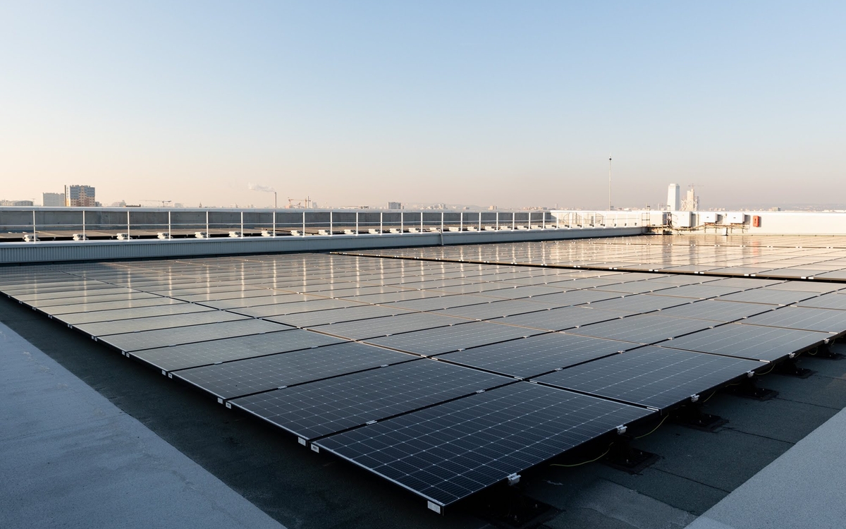 Visuel des panneaux solaires sur la toiture de l'Aréna  porte de la Chapelle (18e).