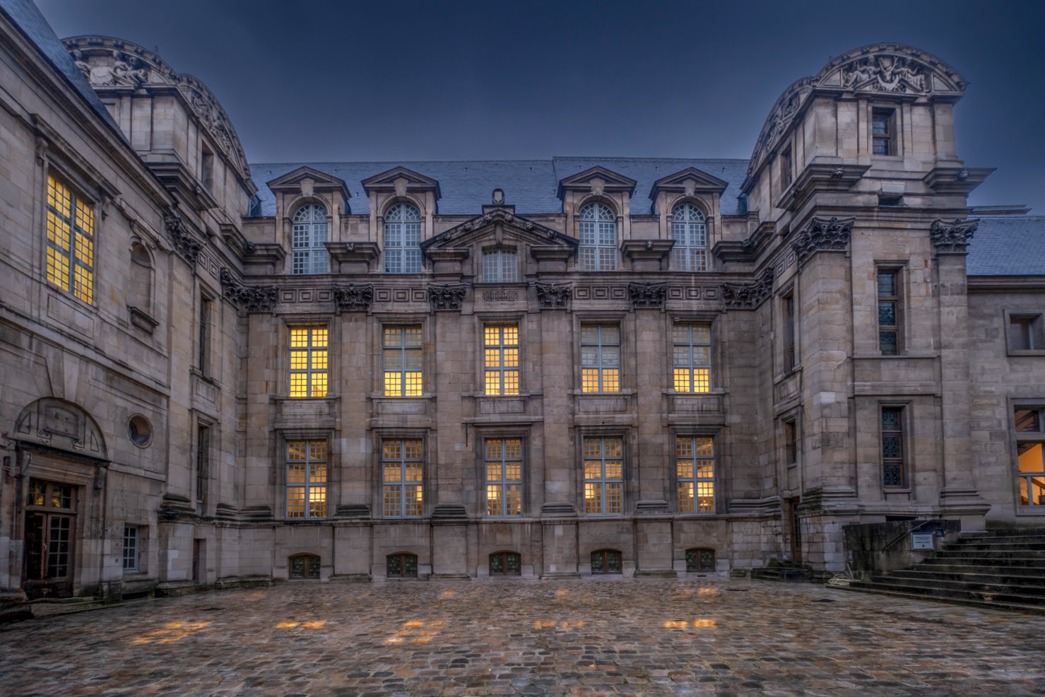 Ouverte en 1763, la bibliothèque historique
de la Ville de Paris (hôtel de Lamoignon, Paris Centre) est la première
bibliothèque publique de Paris.