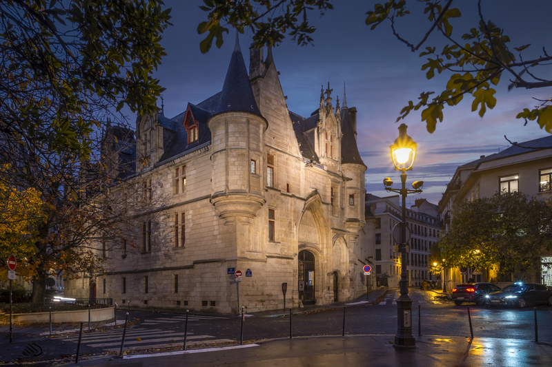La bibliothèque Forney (Paris
Centre), spécialisée sur l’histoire de l’art, est l’un des rares vestiges de
l’architecture médiévale civile à Paris.