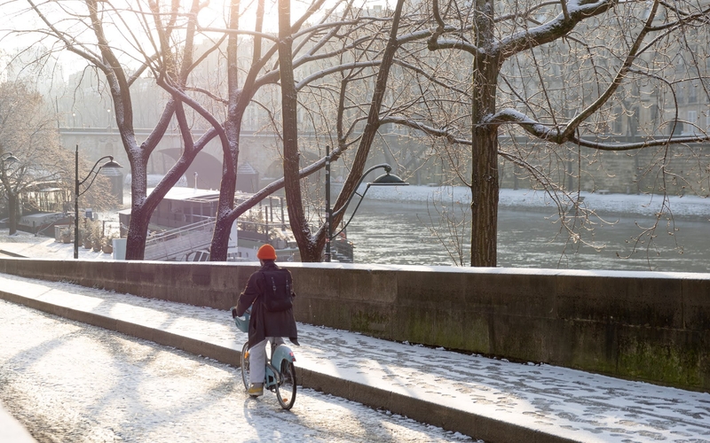 Un Parisien sur son vélo dans un Paris enneigé