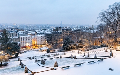 Vue enneigée de Paris depuis Montmartre. 