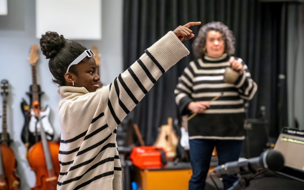 Une fille pointe quelque chose du doigt lors d'un cours à la Philharmonie.