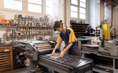 Cours de linogravure à l'école Estienne (13e). 