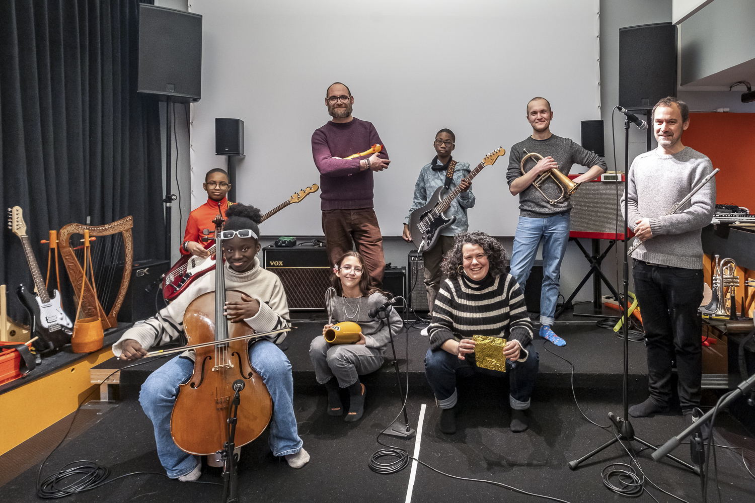Le demi groupe pose avec leur professeur et les musiciens