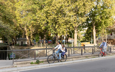 Famille en promenade sur le Canal Saint-Martin