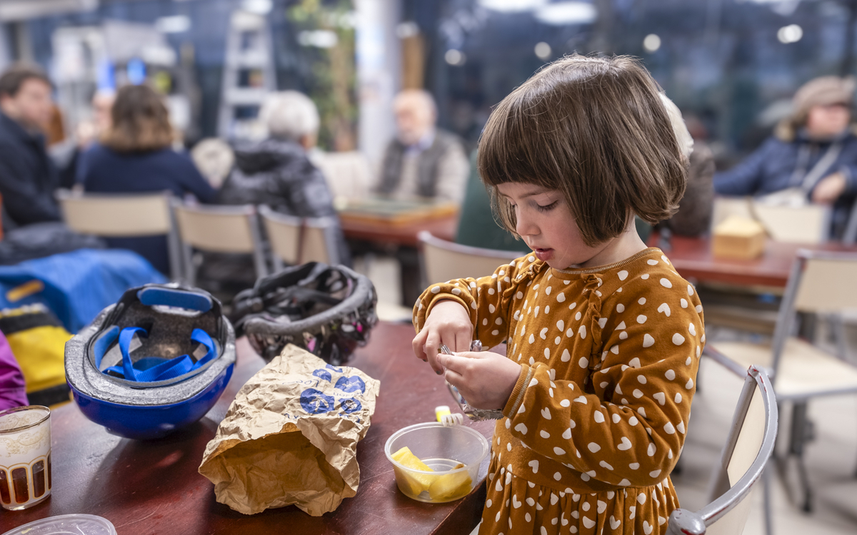 Petite fille Moulin à Café