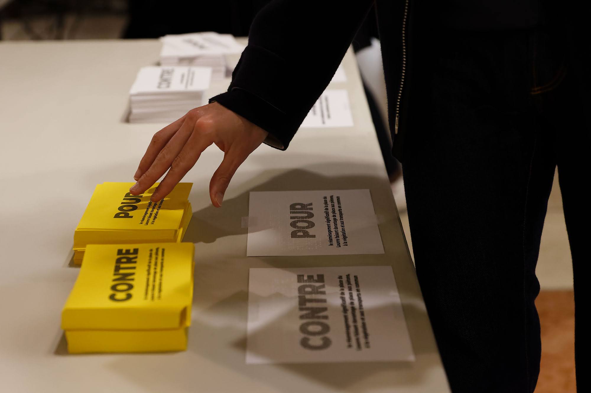 Parisien en train de voter
