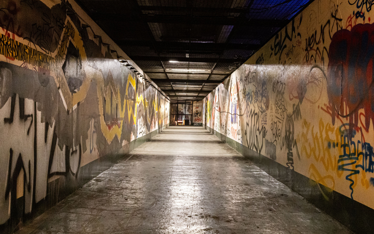 Entrée des sous-sols de la Défense, murs couverts de graffitis