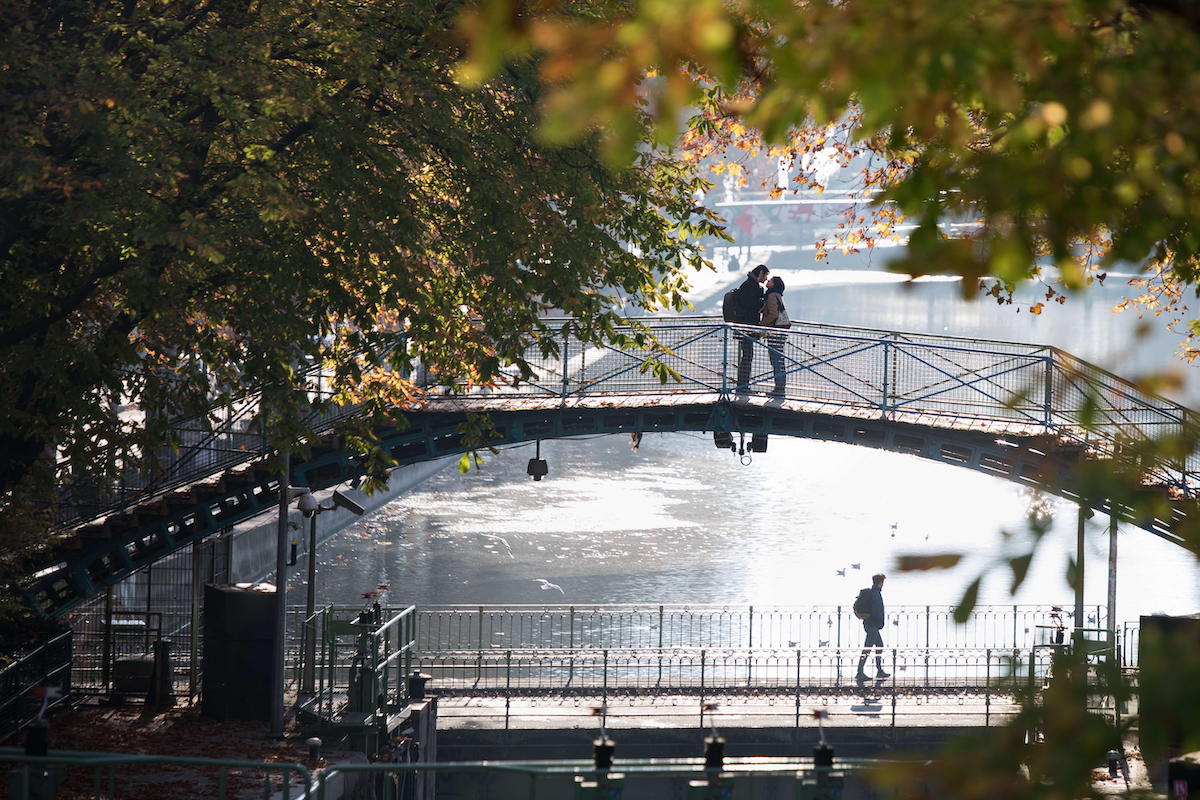 2 personnes s'embrassent sur un pont du Canal St Martin