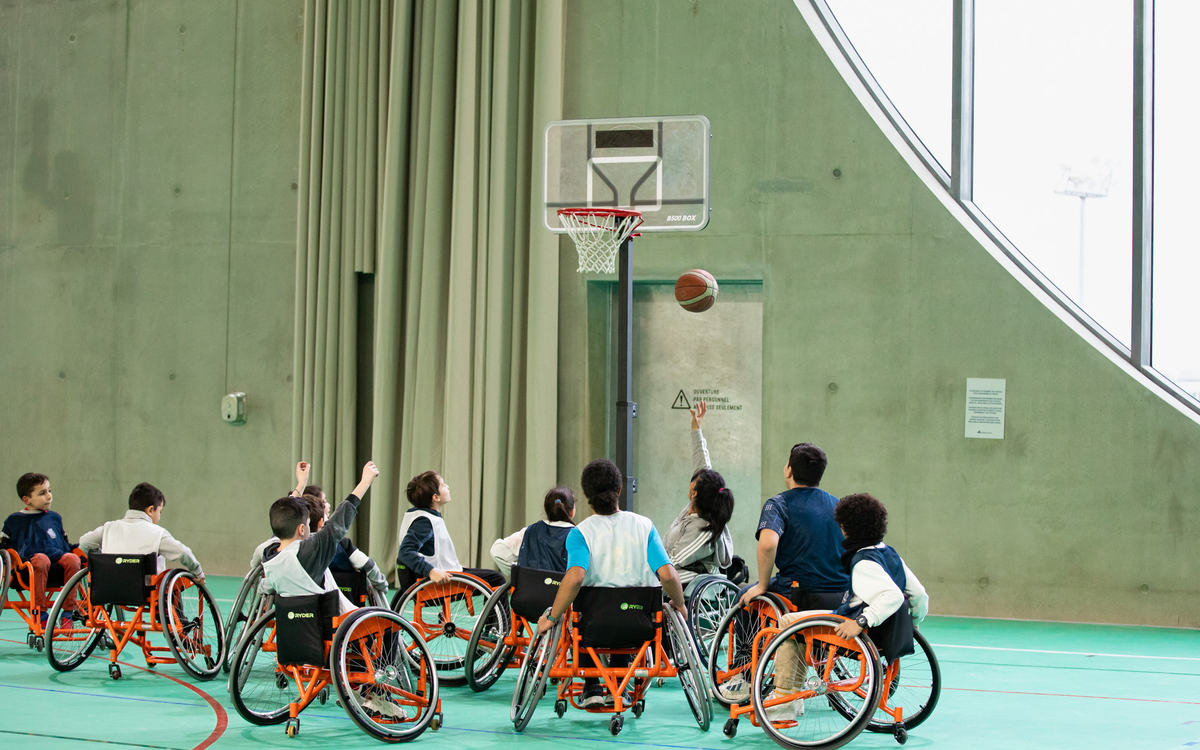 Basket armchair at the inauguration of the Adidas Arena.