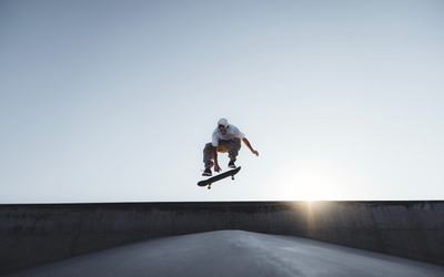 Un skateur en pleine figure acrobatique.