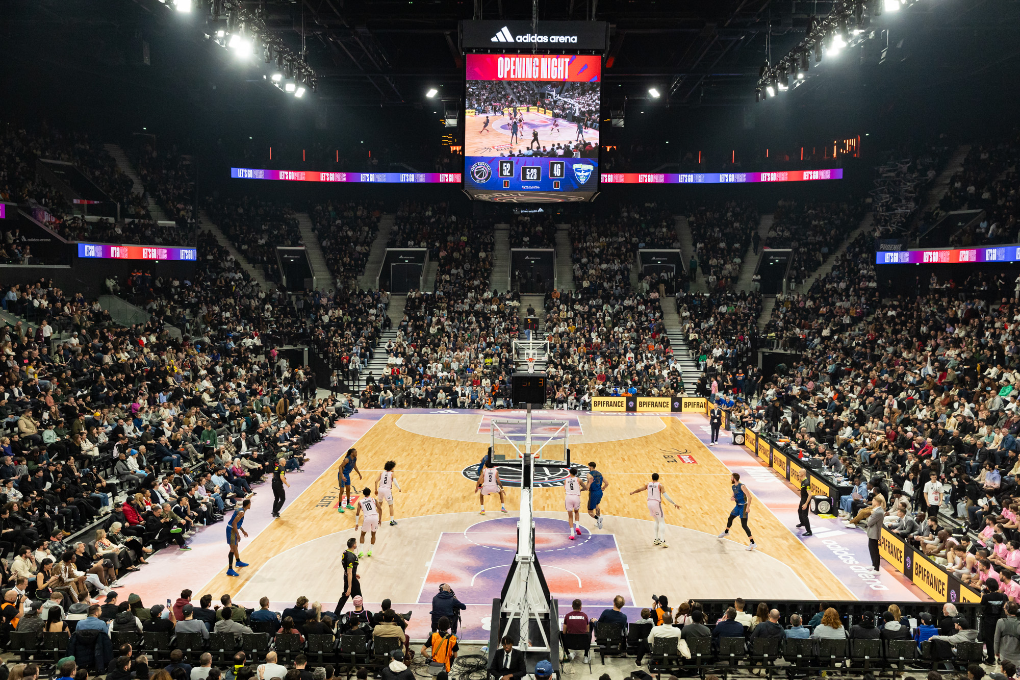 Un match de basket Paris Saint-Quentin lors de l'inauguration de l'Adidas Aréna. 