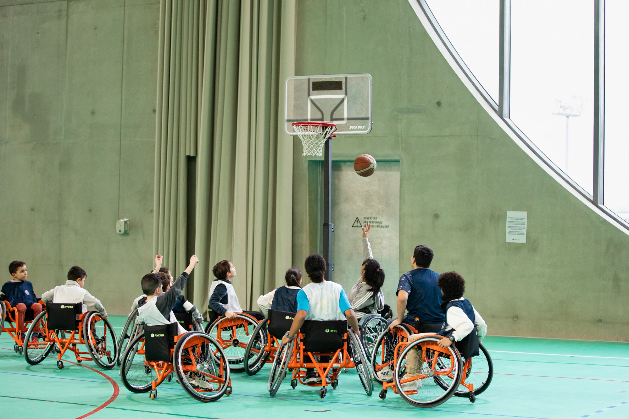 Basket fauteuil lors de l'inauguration de l'Adidas Aréna. 