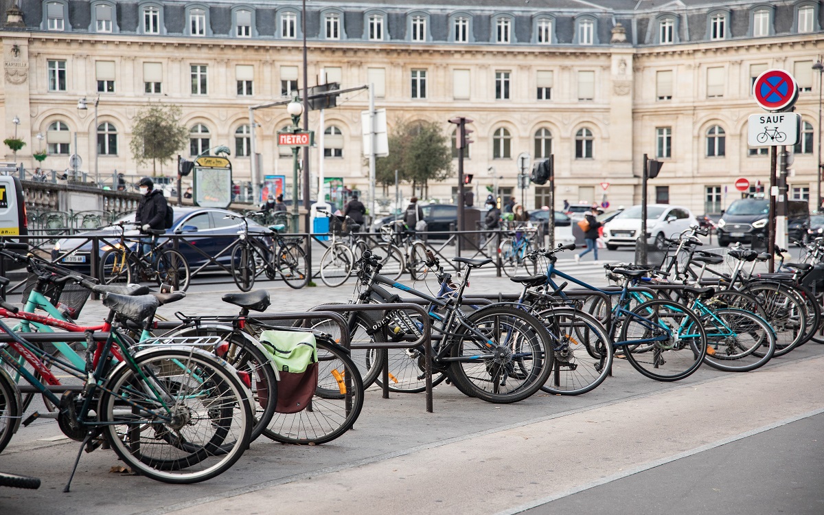 vélos stationnés devant la Gare de Lyon
