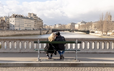 Amoureux sur un banc, face à la Seine.