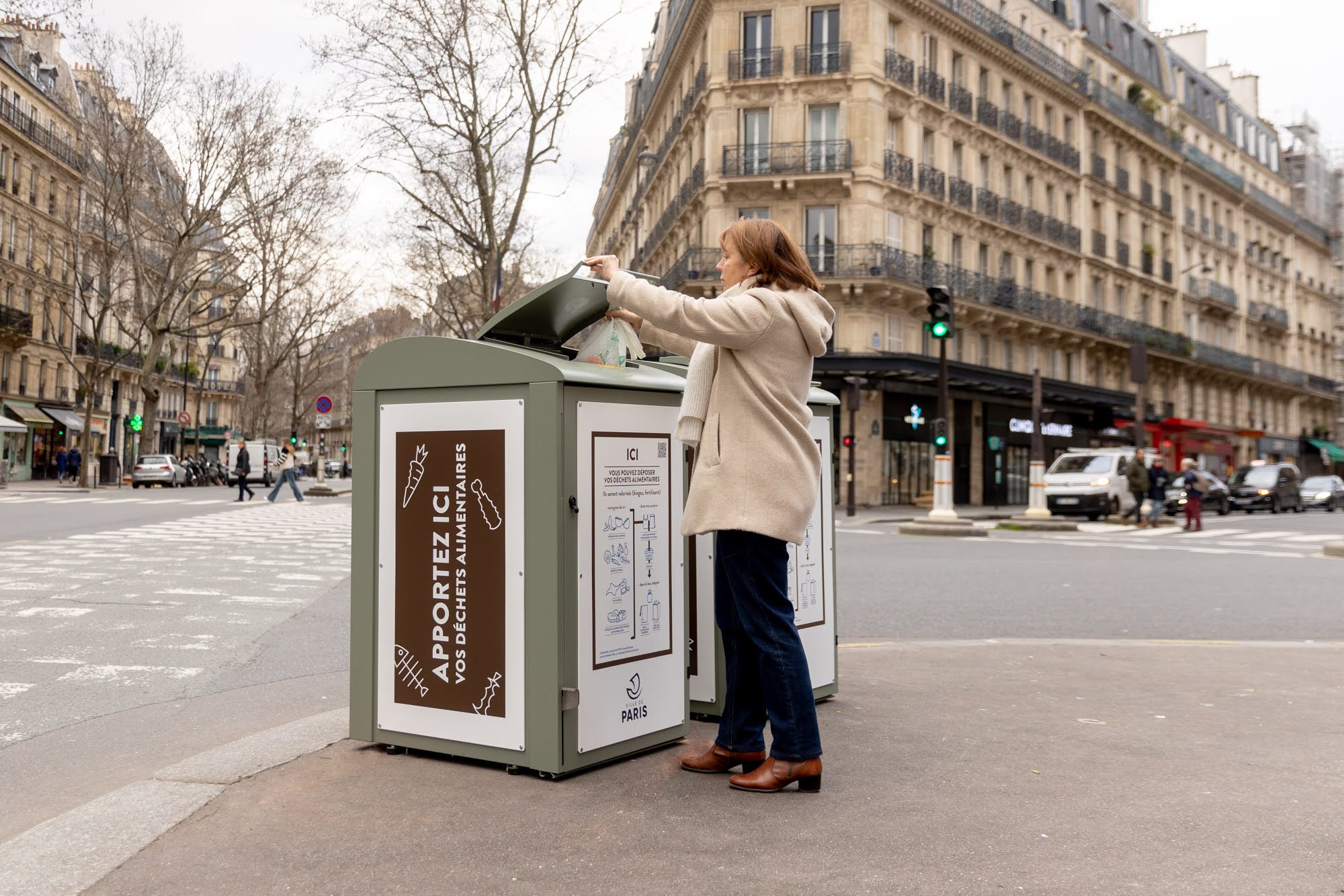 Bornes pour déchets alimentaires, place Maubert.