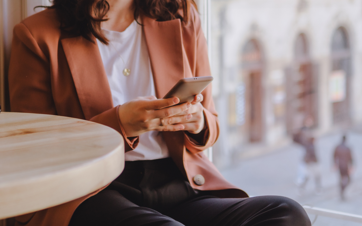 Une femme consultant son téléphone sur son lieu de travail.