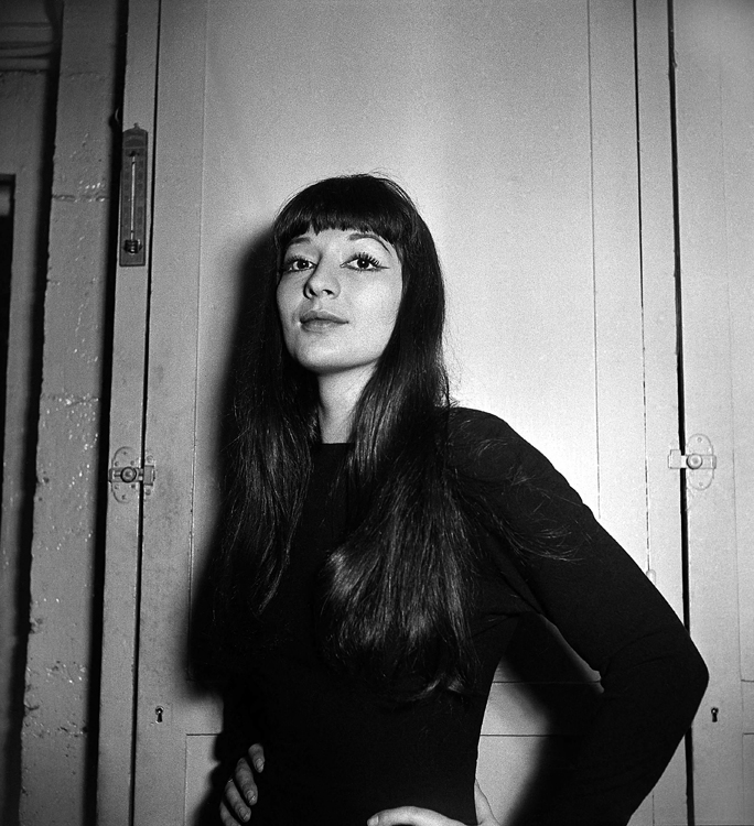 Juliette Gréco (1927-2020), chanteuse et actrice française à Bobino. Paris (14e arr.), novembre 1951.