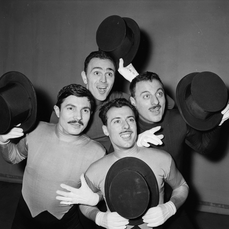 Les Frères Jacques, groupe vocal français : André Bellec, Georges Bellec, François Soubeyran et Paul Tourenne. Paris, Comédie des Champs-Elysées, février 1955.